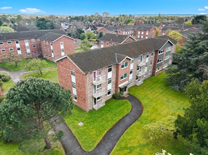 2 Bedroom Apartment For Sale In Caroline Court, Bath Road, Reading, Berkshire, RG1