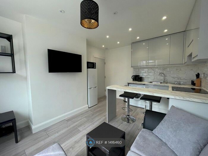 3 Bedroom Flat To Rent In Clapham Common, London, SW4