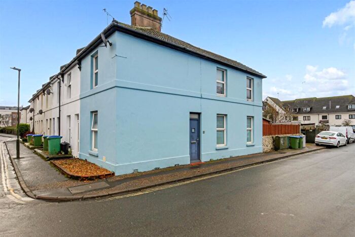 2 Bedroom End Of Terrace House For Sale In Albert Road, Littlehampton, BN17