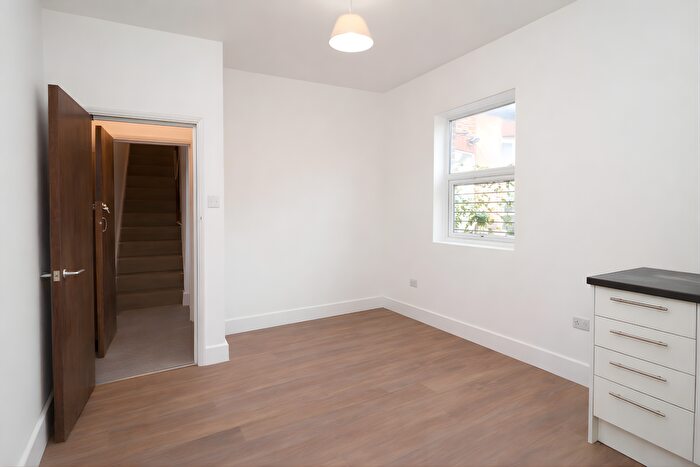 Studio To Rent In North End Road, London, SW6