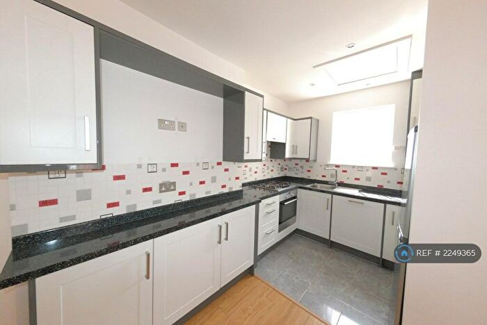 2 Bedroom Flat To Rent In Rosslyn Crescent, Harrow, HA1