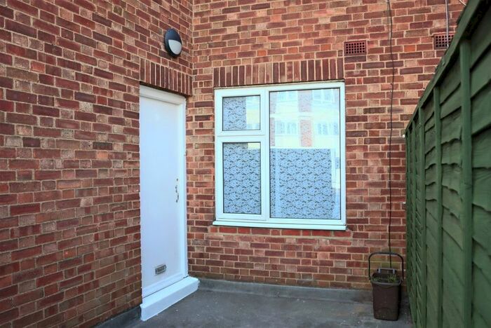 3 Bedroom Flat To Rent In Queensway, Bletchley, Milton Keynes, MK2