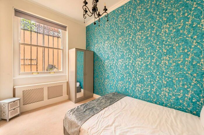 1 Bedroom Flat To Rent In Castletown Road, Barons Court, London, W14