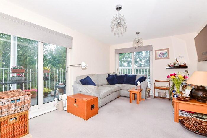 2 Bedroom Apartment For Sale In The Lakes, Larkfield, Kent, ME20