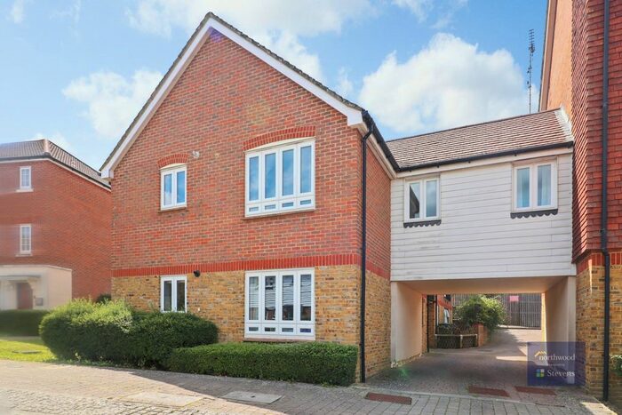 2 Bedroom Flat To Rent In Running Foxes Lane, Singleton, Ashford, TN23