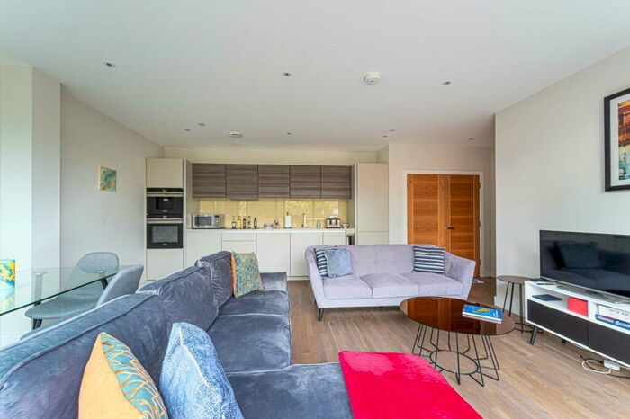 3 Bedroom Flat To Rent In Finchley Road, Hampstead, London, NW3