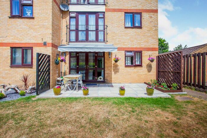 2 Bedroom Flat To Rent In Chenies Way, Watford, WD18