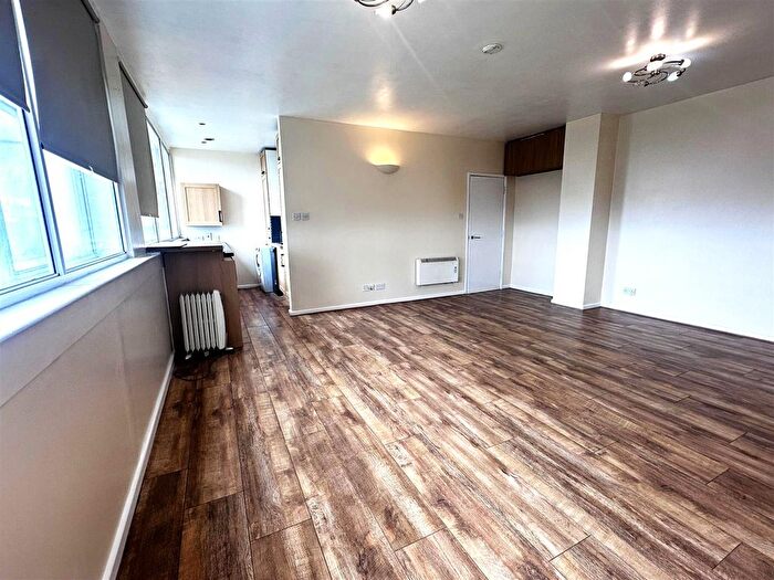 3 Bedroom Flat To Rent In Whitehorse Road, Croydon, CR0