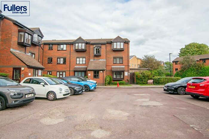 1 Bedroom Flat For Sale In Gladbeck Way, Enfield, EN2