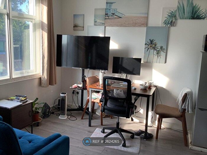 1 Bedroom Flat To Rent In Studio, Hounslow, TW3