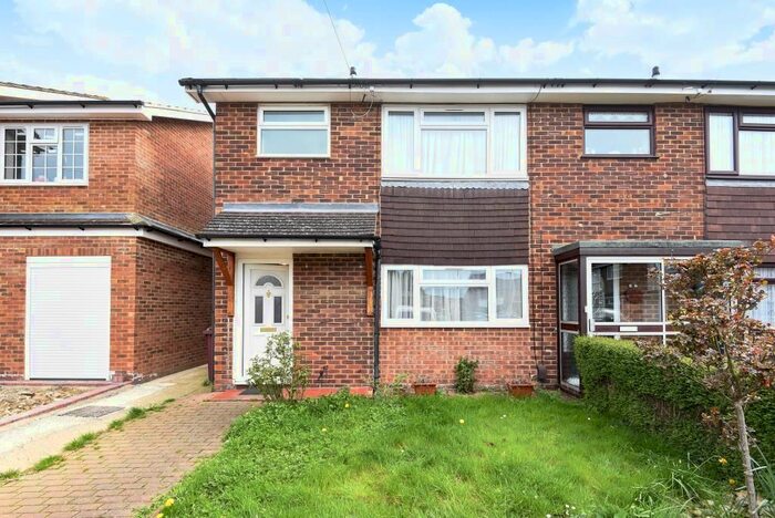 3 Bedroom Semi-Detached House To Rent In Moreleigh Close, Reading, RG2