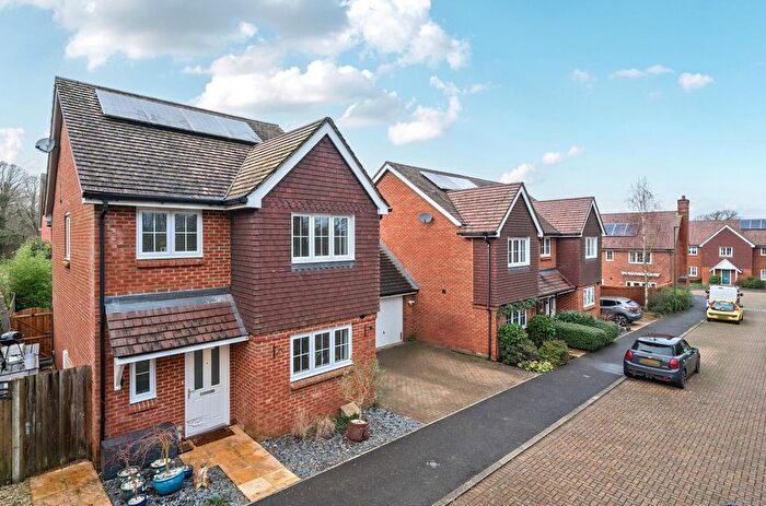 3 Bedroom Link Detached House For Sale In Field End, Billingshurst, RH14