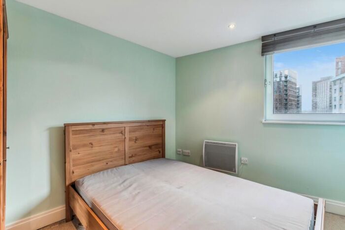 3 Bedroom Flat To Rent In Smugglers Way, London, SW18