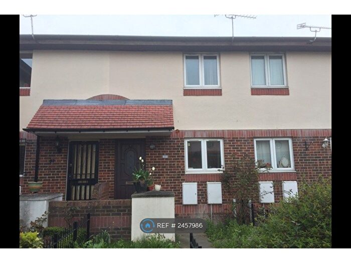 3 Bedroom Terraced House To Rent In Chaucer Drive, London, SE1