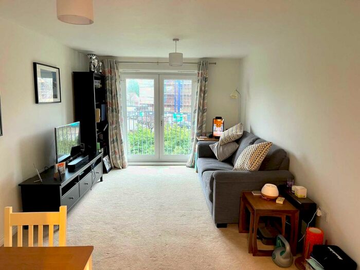 2 Bedroom Apartment To Rent In St. Lukes Court, Hatfield, AL10