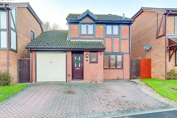 3 Bedroom Detached House For Sale In Batemans Close, Worthing, BN13