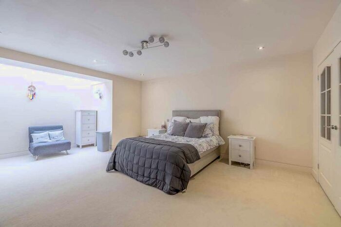 2 Bedroom Flat To Rent In Richings Way, Richings Park, SL0