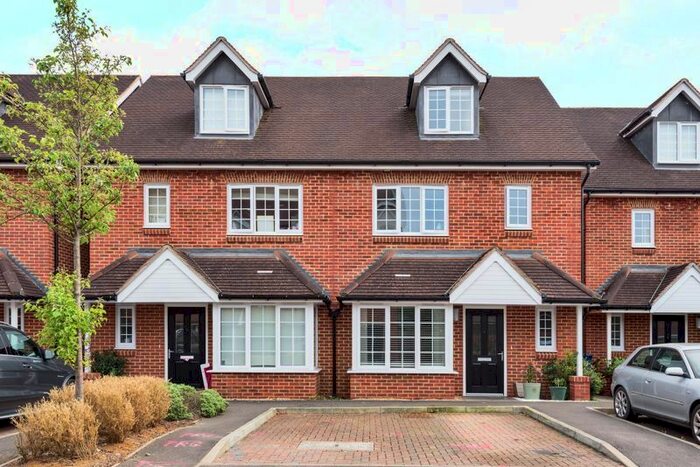 4 Bedroom Semi-Detached House To Rent In Woodland Close, Godalming, GU7