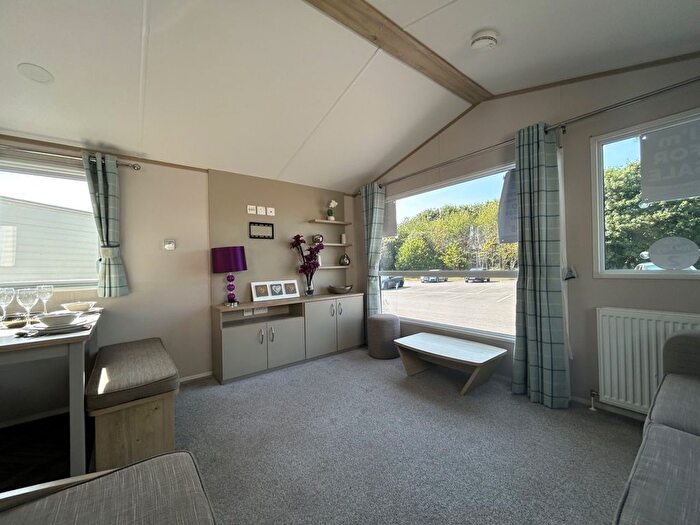 3 Bedroom Mobile/park Home For Sale In Southfield Lane, Tunstall, Hull, HU12