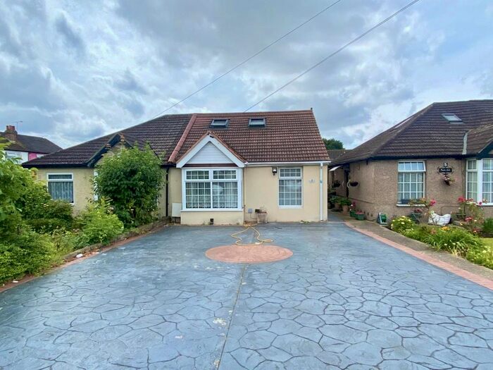 4 Bedroom Chalet To Rent In Pinkwell Avenue, Hayes, UB3