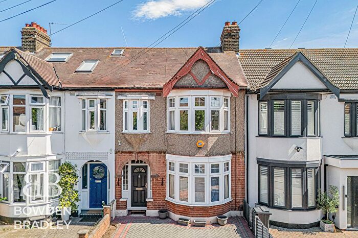 3 Bedroom Terraced House For Sale In Bawdsey Avenue, Ilford, IG2