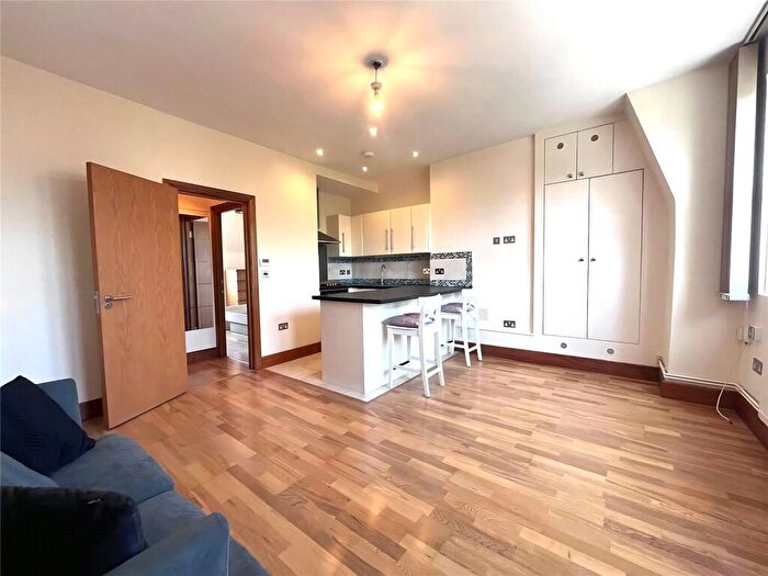 1 Bedroom Apartment To Rent In Queens Parade, Harringey, London, N8
