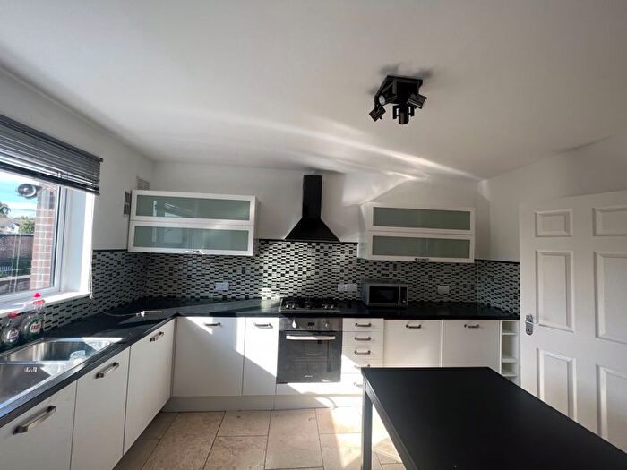 3 Bedroom Flat To Rent In Hadley Parade, High Street, Barnet, EN5