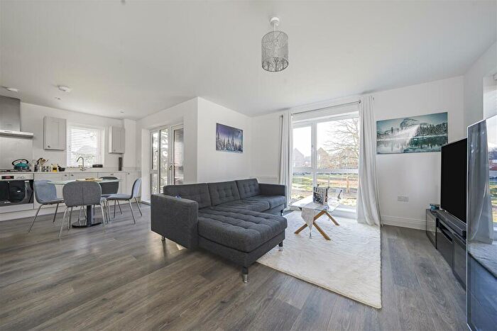 2 Bedroom Flat For Sale In Garrett Crescent, Ottershaw, KT16