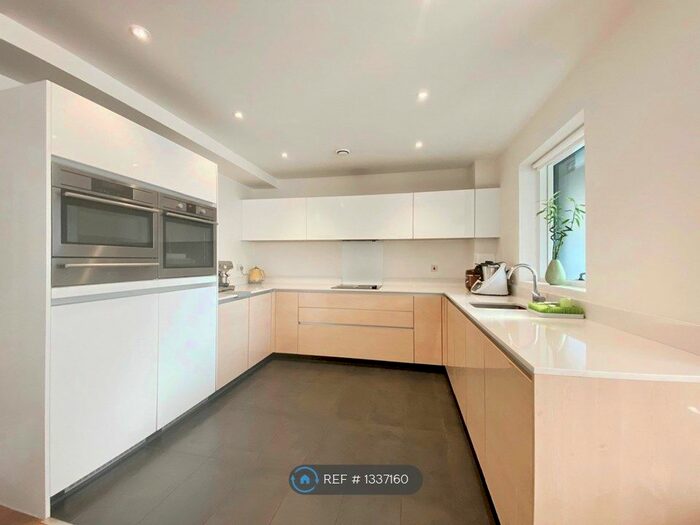 3 Bedroom Flat To Rent In Hankins House, London, SE10