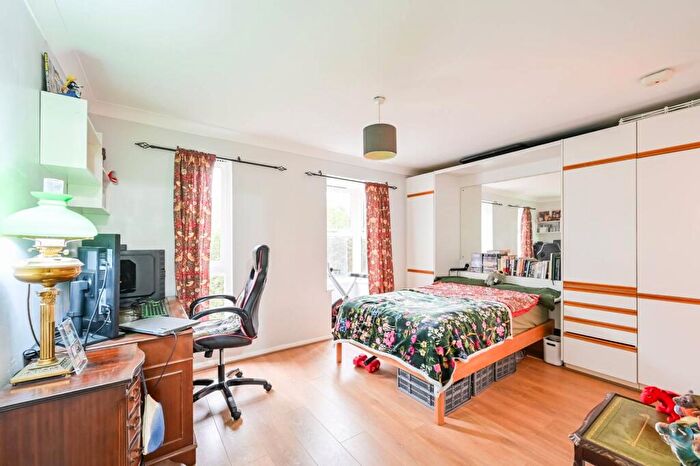 Studio For Sale In Coopers Close, Stepney, London, E1
