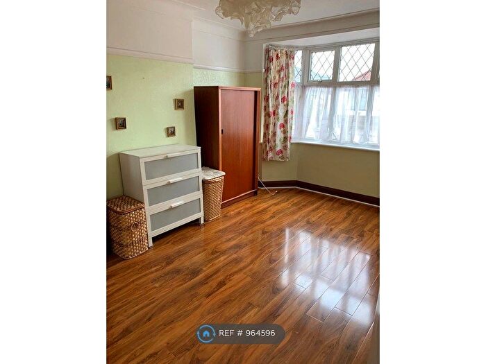 2 Bedroom Bungalow To Rent In Kelsie Way, Ilford, IG6