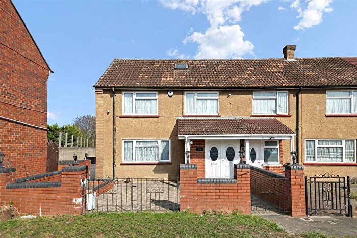 3 Bedroom End Of Terrace House For Sale In Northfield Road, Heston, TW5