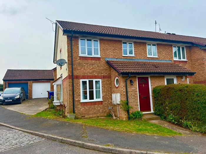 3 Bedroom Semi Detached House To Rent In Frensham Close, Banbury, OX16