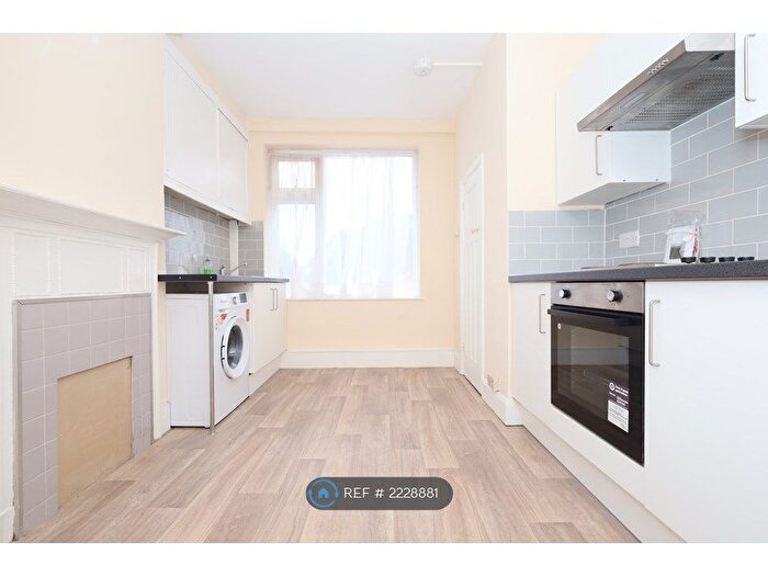 1 Bedroom Flat To Rent In Watling Avenue, Edgware, HA8