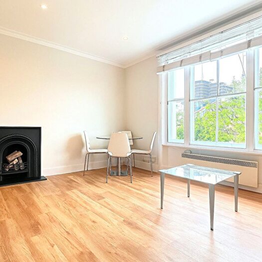 2 Bedroom Flat To Rent In Russell Road, London, W14