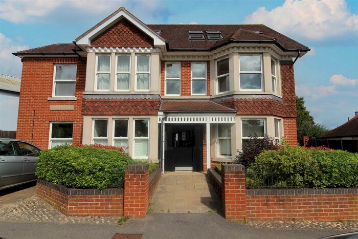 2 Bedroom Flat To Rent In Woodcote Green, Wallington, SM6