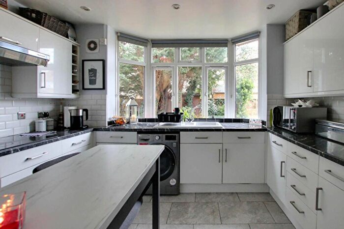 2 Bedroom Flat For Sale In Devonshire Court, Shirley, CR0