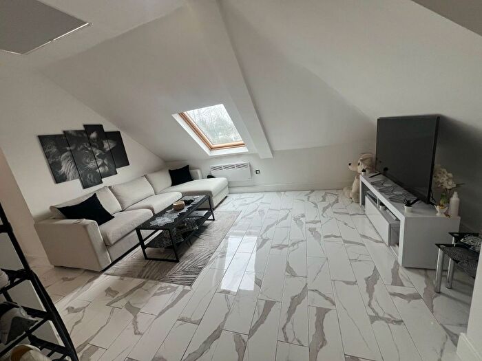 2 Bedroom Flat To Rent In Watford Way, London, NW7