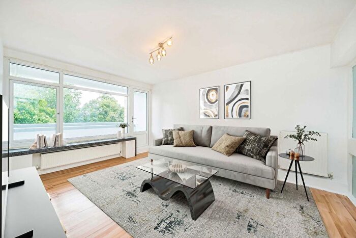 2 Bedroom Flat For Sale In Tangley Grove, Roehampton, SW15