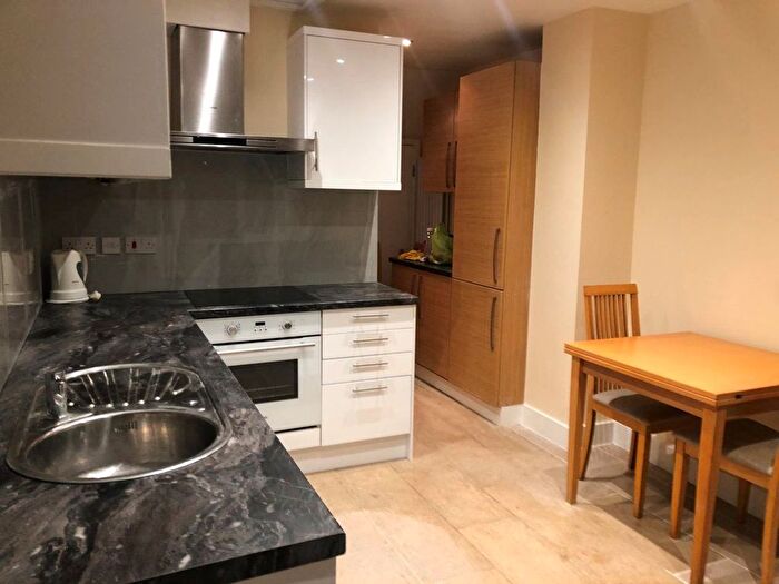 2 Bedroom Flat To Rent In Clapham Common North Side, London, SW4