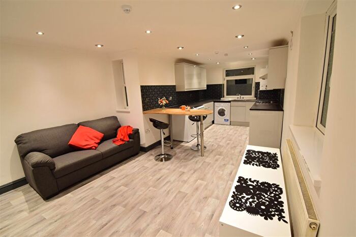 3 Bedroom Property To Rent In Crwys Road, Roath, Cardiff, CF24