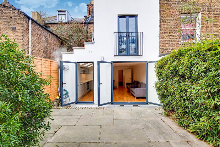 2 Bedroom Flat To Rent In Hatchard Road, N19