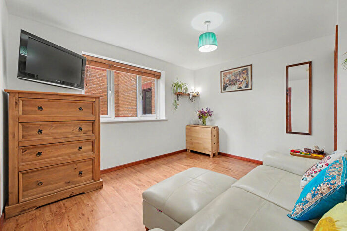 1 Bedroom Flat For Sale In Draycott Close, London, NW2