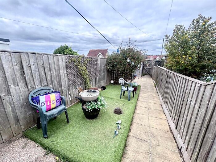 2 Bedroom Maisonette For Sale In Station Avenue, Sandown, PO36