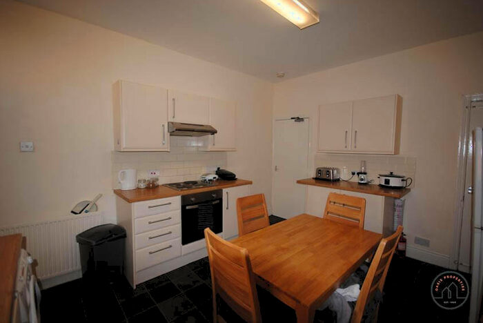 4 Bedroom House To Rent In Queens Road, Leeds, LS6