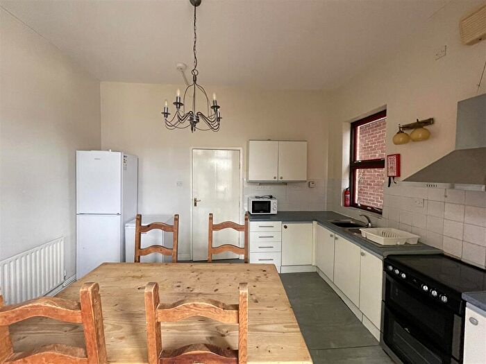 4 Bedroom Detached House To Rent In Moor End Road, S10