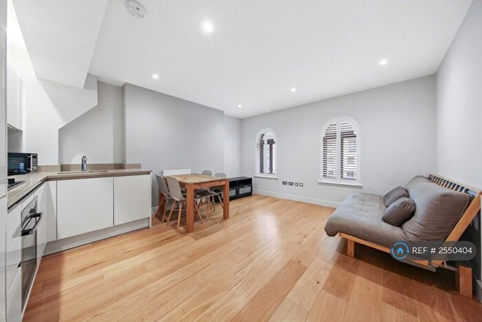 3 Bedroom Flat To Rent In Holloway Road, London, N7