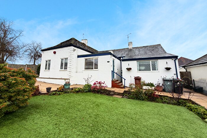 3 Bedroom Detached Bungalow For Sale In Moor Flatts Road, Leeds, LS10