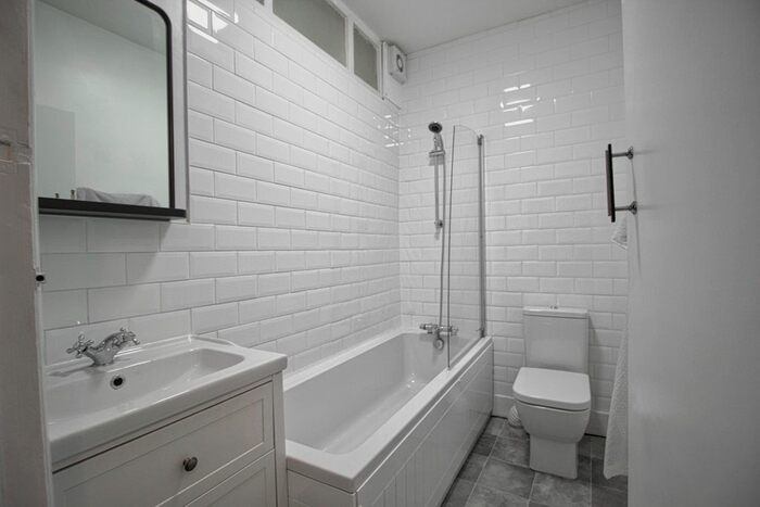 1 Bedroom Flat To Rent In Nutfield Road, Merstham, Redhill, RH1