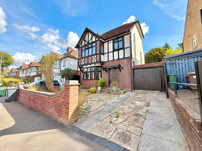 3 Bedroom Detached House For Sale In Elmwood Crescent, Luton, LU2